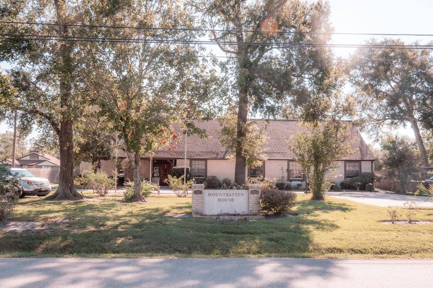 Front exterior of Mountbatten House assisted living home in Highlands, Texas
